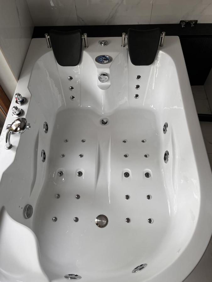 Jacuzzi Rakowicka Top Apartments Krakow Luaran gambar